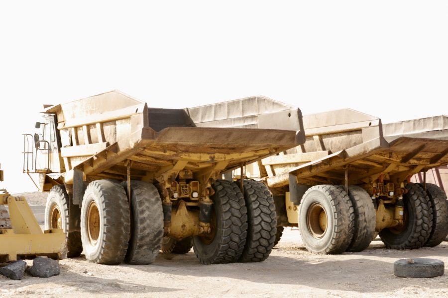 eath mover loading stones on a dumper truck mining industries t20 LlBee7